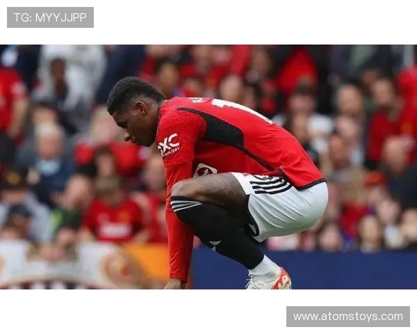 曼联防线失误频繁引发争议,球队表现稳定性面临持续考验 曼联防线失误频繁引发争议,球队表现稳定性面临持续考验