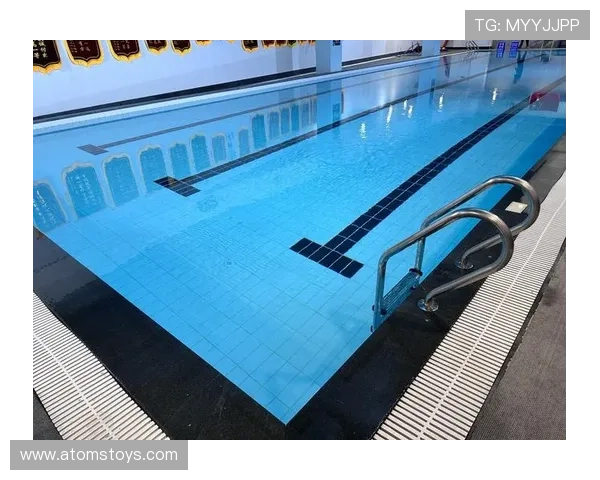 拉菲尼亚训练完顺手给家里泳池换水，这日子谁顶得住